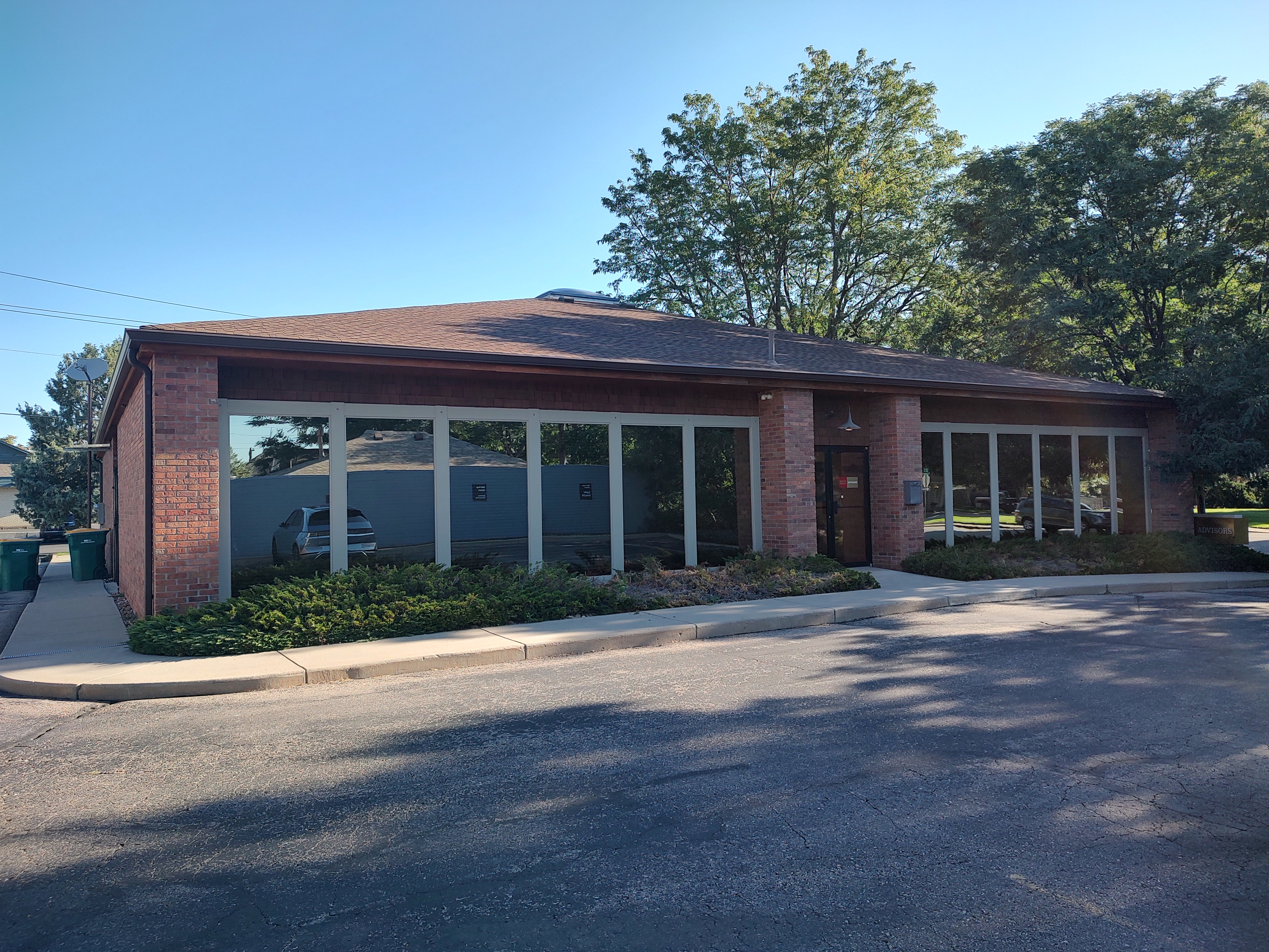 1073_n_lincoln_-_south_main_entrance